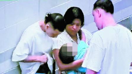 Foto del video que reveló la Policía Militar cuando la madre llegó con el bebé al penal de La Tolva.
