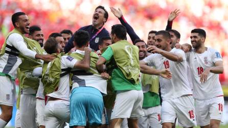 Los jugadores de Irán celebrando uno de los goles de la victoria sobre la Gales de Gareth Bale.