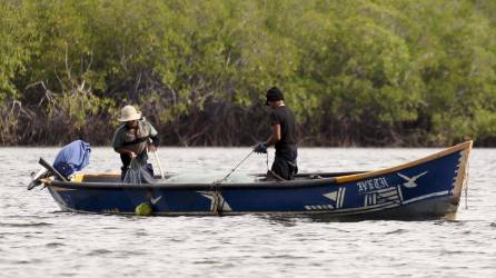 Dos pescadores en el Golfo de Fonseca en la ciudad de Choluteca (Honduras).