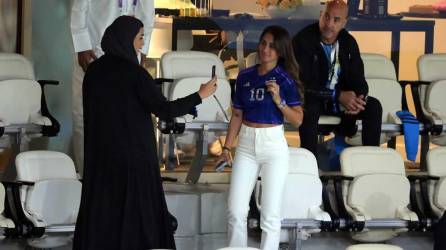 Antonela Roccuzzo se roba todas las miradas en el duelo Países Bajos-Argentina en el estadio Lusail.