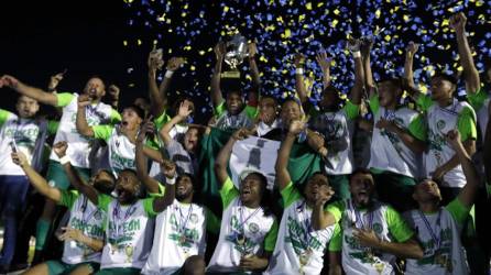 Jugadores del Juticalpa FC celebrando con el trofeo de campeones del Torneo Apertura 2022 de la Liga de Ascenso.