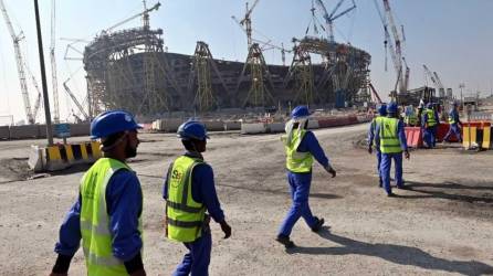 Obreros construyendo estadio para Qatar 2022