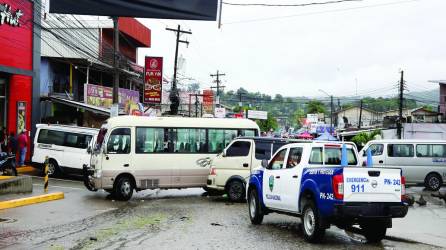 Compañeros de Alfredo Fúnez pararon sus unidades y se tomaron la entrada principal a la colonia López Arellano pidiendo justicia.