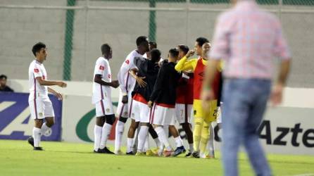 Los jugadores del Olimpia celebran el gol de Gabriel Araújo ante el Marathón.