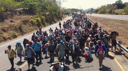 Migrantes caminan en una caravana llamada 'Viacrucis migrante' la cual se dirige hacia Ciudad de México, en Tapachula (México).