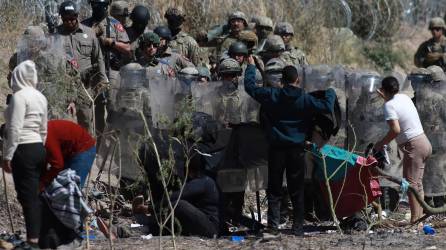 Integrantes de la Guardia Nacional de Texas, vigilan la entrada de migrantes que permanecen en las inmediaciones del la frontera con Estados Unidos, en Ciudad Juárez.