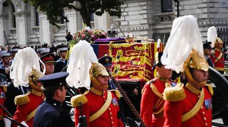 La procesión fúnebre de Isabel II recorre el centro de Londres.