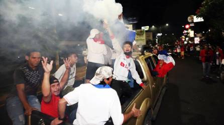 La afición del Olimpia se lanzó a las principales calles de Tegucigalpa para celebrar en caravana la conquista del título del Torneo Apertura 2022 tras vencer en la Gran Final al Motagua.