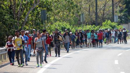Migrantes en caravana caminan rumbo al norte desde la ciudad de Tapachula, en Chiapas (México).