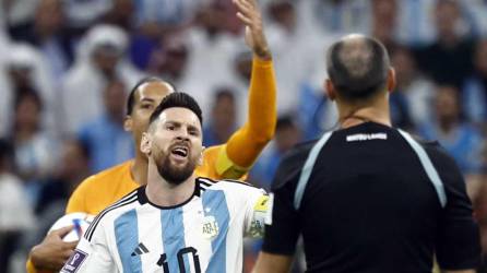 Lionel Messi le reclama a el árbitro español Antonio Mateu Lahoz durante el partido Países Bajos-Argentina.
