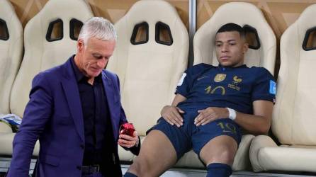 La tristeza se apoderó de los rostros de los jugadores de Francia tras perder la final del Mundial de Qatar 2022 en penales contra Argentina. Kylian Mbappé abatido y Didier Deschamps hizo un feo gesto.