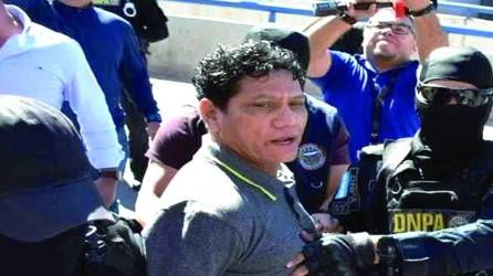 <b>Esposado de sus manos hacia atrás, Óscar Armando “Pescado” Bonilla fue ingresado por agentes de la DNPA a las instalaciones del juzgado de Criminalidad Organizada en la capital.</b>