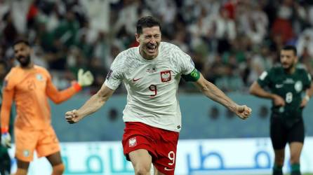 El polaco Piotr Zieliński celebrando su gol para abrir el marcador contra Arabia Saudita.