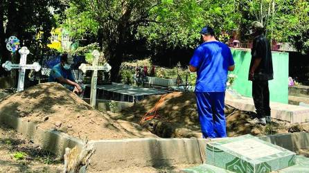 <b>Autoridades de la Fiscalía y personal de Medicina Forense exhumaron el cadáver de Ana Elizabeth Morales Gómez.</b>