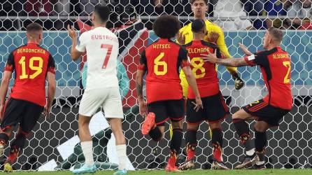 El portero belga Thibaut Courtois celebra con sus compañeros tras parar el penal de Alphonso Davies.