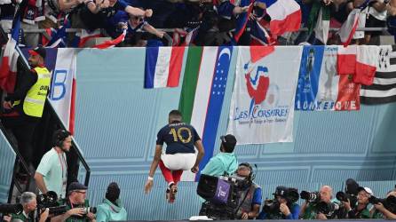 Las imágenes del gran triunfo de Francia (2-1) contra Dinamarca para clasificar a octavos de final del Mundial de Qatar 2022. Kylian Mbappé fue la figura con dos goles y enloqueció en los festejos.