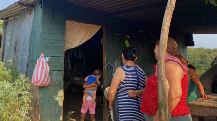 Sofía y su familia viven en una modesta covacha en lo alto de una loma en El Plan, San Manuel, departamento de Cortés.