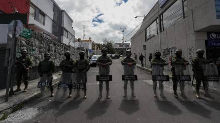 Militares custodian las zonas aledañas a la estación Radio Canela, a donde llegó el presidente de Ecuador, Daniel Noboa, para ofrecer declaraciones sobre la reciente ola de violencia en el país, hoy, en Quito (Ecuador).