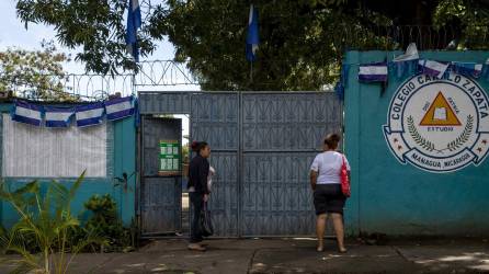 Dos mujeres hablan en la entrada del centro de votación Camilo Zapata hoy, 6 de noviembre de 2021, en Managua (Nicaragua).