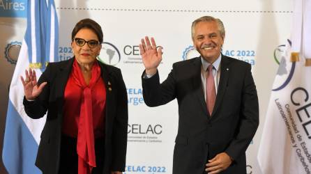 El presidente de Argentina, Alberto Fernandez, recibe a la presidenta de Honduras Xiomara Castro, en el inicio de la cumbre de la CELAC, hoy en Buenos Aires, Argentina.