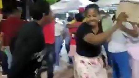 Video: Mujer muere mientras bailaba con un joven