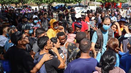 Migrantes venezolanos y centroamericanos piden refugio en el sur de México tras permanecer varias semanas varados en Tapachula.