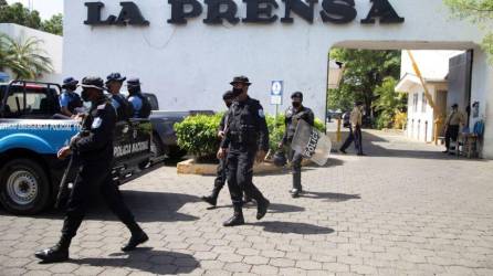 La policía de Nicaragua se tomó las instalaciones del diario y arrestó al gerente y otros trabajadores.