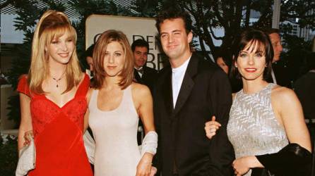 Foto de archivo de del elenco femenino junto al fallecido actor, de izquierda a derecha: Lisa Kudrow, Jennifer Aniston, Matthew Perry y Courtney Cox posan para los fotógrafos cuando llegan a la 53a edición anual de los Golden Globe Awards el 21 de enero de 1996 en Beverly Hills.