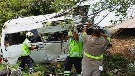 Cuatro migrantes hondureños, incluyendo un niño, murieron en un accidente carretero en Tabasco, estado del sureste de México, que también dejó 18 heridos, todos de la misma nacionalidad, informó este viernes el Instituto Nacional de Migración (INM).