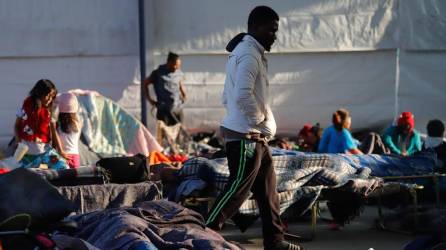 Un grupo de personas de la Caravana migrante mientras descansan en el albergue la Casa del Peregrino, en la Ciudad de México.