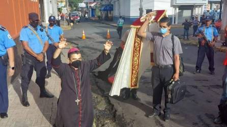 El obispo Rolando Álvarez afirmó que teme por su vida al permanecer rodeado por la policía de Nicaragua.