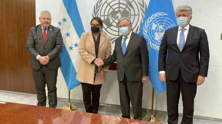 La presidenta de Honduras, Xiomara Castro , saluda al secretario general de la ONU, António Guterres, junto al canciller de Honduras, Enrique Reina, y el secretario general adjunto para Asuntos Políticos de la ONU, Miroslav Jenca, después de la firma de un memorando de entendimiento, en la sede de Naciones Unidas en Nueva York (EE.UU.), el 15 de diciembre de 2022.