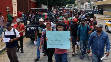 Los migrantes marchan en caravana hacia la capital mexicana exigiendo justicia por la muerte de 40 personas en un incendio.