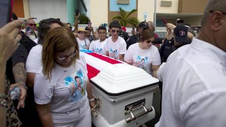 Familiares participaron en el funeral del salsero puertorriqueño Lalo Rodríguez, hoy, en Carolina (Puerto Rico).