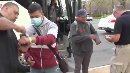 Cientos de migrantes han llegado a Washington en los últimos meses en autobuses enviados desde Texas.