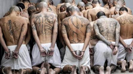 Más de 70,000 supuestos pandilleros han sido detenidos durante el régimen de excepción en El Salvador.