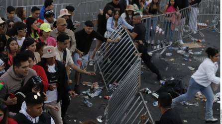 Afuera del Estadio Azteca cientos de fans reclamaban, golpeaban puertas y brincaban en techos de la entrada al coloso. Les habían impedido la entrada porque los boletos que compraron con anticipación fueron clonados.