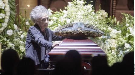 María del Refugio Abarca Villaseñor, mejor conocida como ‘Doña Cuquita’ , durante el funeral de Chente.