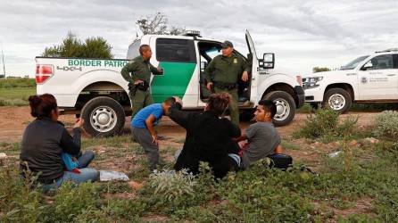 El sábado en la mañana se rescataron los cuerpos de dos personas que se habían ahogado en los canales cerca de la zona de Clint, Texas. Fotografía: EFE