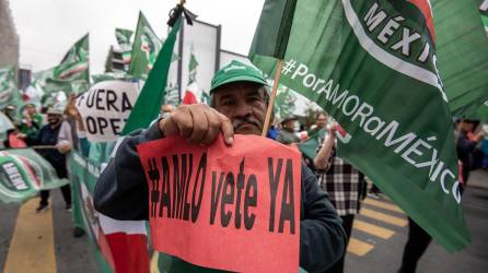 Más de 200 personas marcharon en Monterrey exigiendo la renuncia del presidente mexicano.