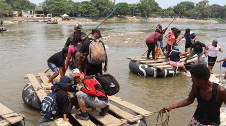 Migrantes cruzan el río Suchiate para llegar a la ciudad de Tapachula, Chiapas (México).