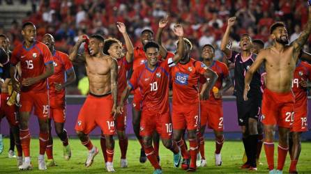 Los seleccionados de Panamá festejaron con la afición que llegó al estadio Rommel Fernández.