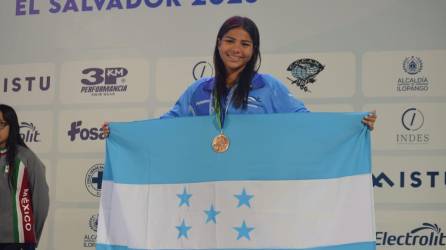 Mariabelén Fajardo logró en infantil B, otro bronce en 100 libre con un tiempo de 1:03.12.