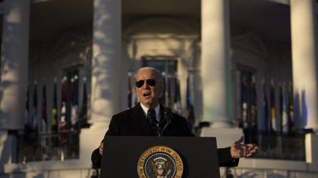 Biden afirma que Estados Unidos tiene la “obligación moral” de regular más las armas de fuego al recordar la masacre de Sandy Hook.