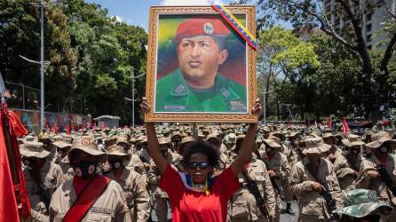 Una mujer sostiene una pintura del expresidente Chávez durante una marcha que conmemora los 20 años del regreso al poder de Hugo Chávez luego del golpe de Estado del 11 de abril de 2002 hoy, en Caracas (Venezuela).