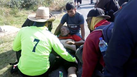 Un migrante centroamericano es atendido después de estar hacinado en un tráiler.
