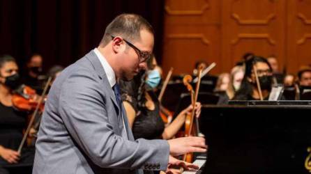 David Paz en su recital de graduación, el cual dedicó a su padre Marvin Paz.