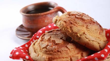 Con una capa crujiente y dulce y con una textura perfecta para degustarse mojada en el café, este pan es parte esencial de las mesas catrachas.