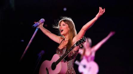 Taylor Swift compartió un emotivo momento con los parientes de la víctima detrás del escenario después de dar su último concierto en Sao Paulo, Brasil, el domingo. Ana Clara Benevides Machado, la joven que perdió la vida en el primero de los tres conciertos que la artista norteamericana dio en Brasil.