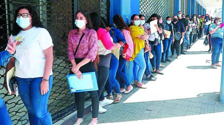 <b>Son cientos de mujeres que a diario buscan empleo en San Pedro Sula, ante la falta de oportunidades ven sus metas truncadas.</b>